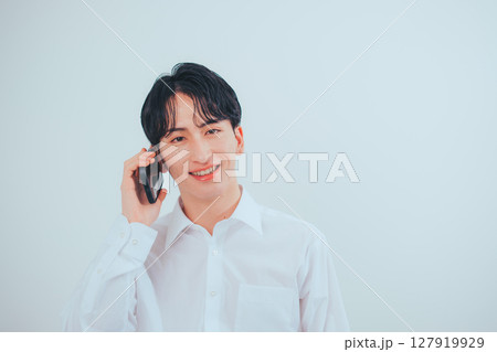 韓国風ビジネスマンの苦悩する通話シーン 韓国風ビジネスマンの苦悩する通話シーン 127919929