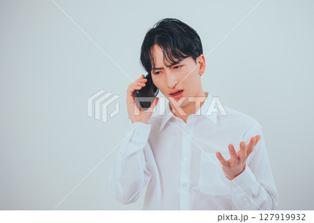 韓国風ビジネスマンの苦悩する通話シーン 韓国風ビジネスマンの苦悩する通話シーン 127919932