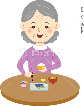 バランスの良い食事をとるシニア女性 127919936