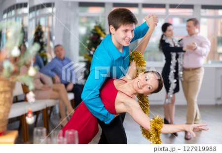 Woman and man dancing 127919988