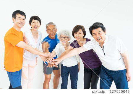 スポーツクラブ　ジム　シニアの男女 127920043