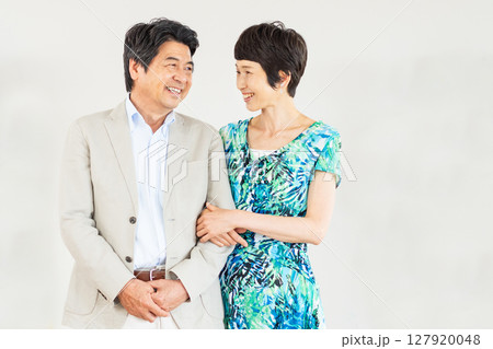 寄り添う笑顔のシニア夫婦 127920048