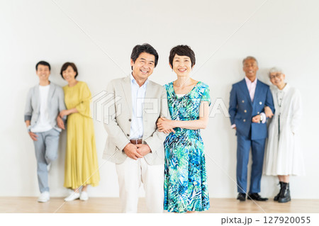 腕組みするシニア世代の男女 127920055