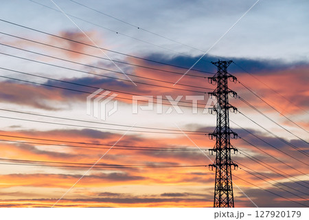 夕焼けに染まる空と送電鉄塔　a-4 フィルム調 127920179