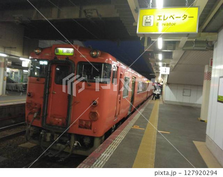 キハ40系が停車する米子駅ホーム 127920294