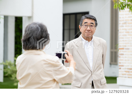記念写真を撮るシニアのカップル 127920328