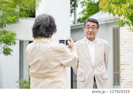 記念写真を撮るシニアのカップル 127920329