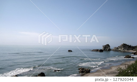 岬に囲まれた海岸の風景 岬に囲まれた海岸の風景 127920344