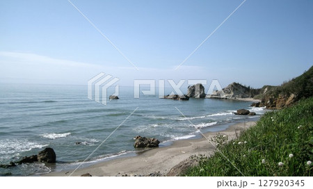 岬に囲まれた海岸の風景 127920345