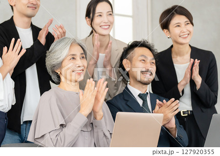 拍手するビジネスマンとキャリアウーマン 127920355