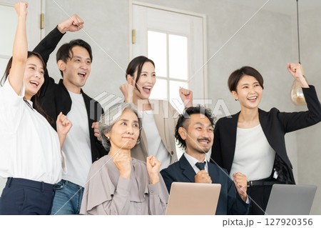 ガッツポーズをするキャリアウーマンとビジネスマン 127920356