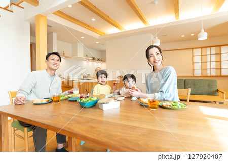 若い家族　親子　幸せ　家族 127920407