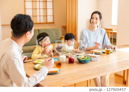 家族で食事をするイメージ マイホーム 家族で食事をするイメージ マイホーム 127920457