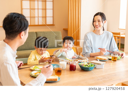 家族で食事をするイメージ　マイホーム 127920458