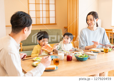 家族で食事をするイメージ　マイホーム 127920459