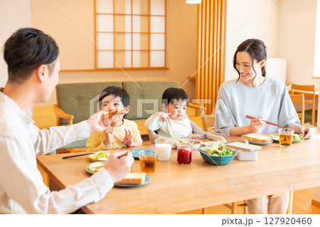 家族で食事をするイメージ　マイホーム 127920460