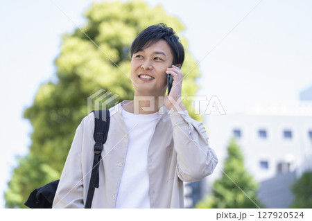 スマートフォンで通話する40代の男性　 127920524