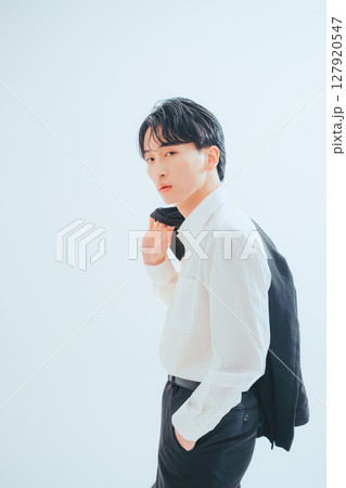 韓国風ビジネスマンのクールな帰宅シーン 韓国風ビジネスマンのクールな帰宅シーン 127920547