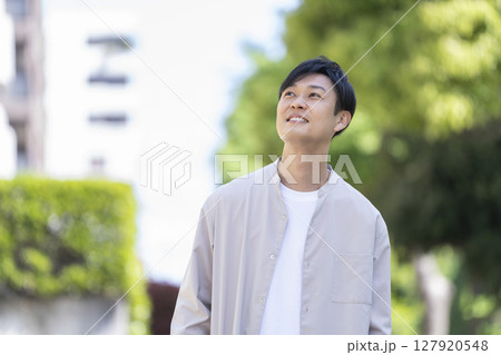 笑顔の40代前半の男性 127920548