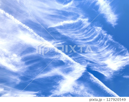 筋雲　青空に流れる雲 127920549