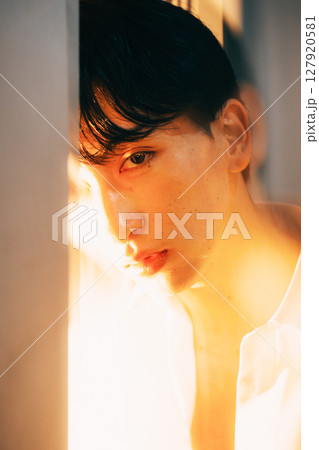 韓国風若手ビジネスマン 夕暮れ光の白シャツポートレート 127920581