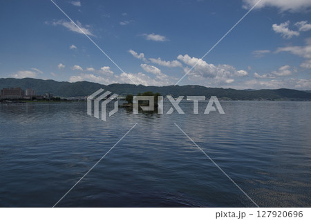 諏訪湖に浮かぶ初島　長野県諏訪市 127920696