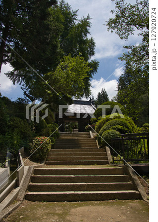 牛伏寺（ごふせじ）　山門への階段　長野県松本市 127920724