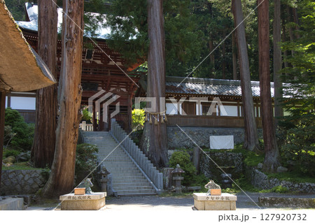 牛伏寺（ごふせじ）　仁王門と2頭の牛の銅像　長野県松本市 127920732