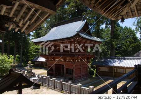 牛伏寺（ごふせじ）　観音堂から見る仁王門　長野県松本市 127920744