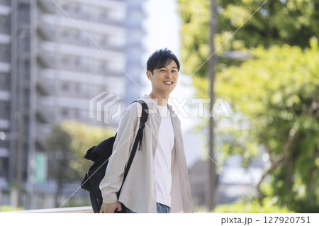 街を歩く笑顔の40代の男性 127920751