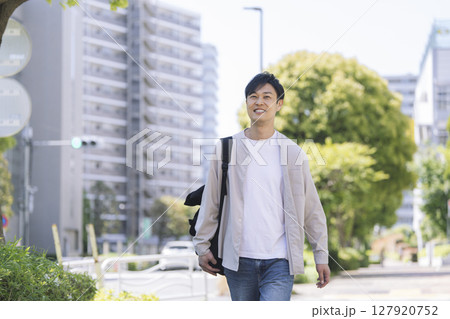 街を歩く40代の男性 127920752