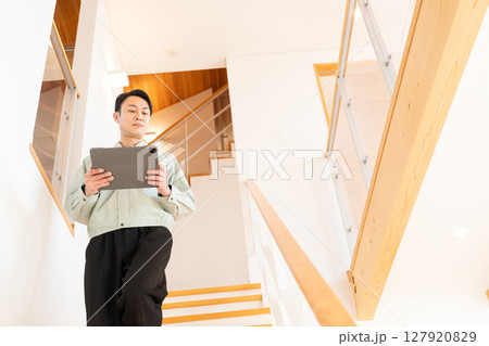 住宅の内装を点検する建築作業員 住宅の内装を点検する建築作業員 127920829