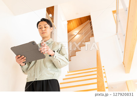 住宅の内装を点検する建築作業員 127920831