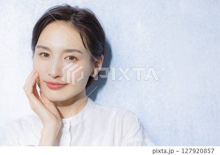 白いブラウスの女性 白いブラウスの女性 127920857