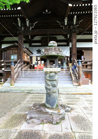 明日香村　橘寺　本堂と石燈籠 127921065