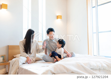 寝室で会話する若い家族 寝室で会話する若い家族 127921204