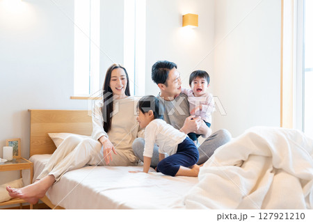 若い家族　寝室　親子 127921210