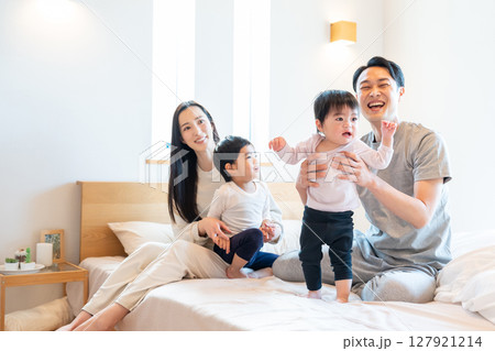 若い家族　寝室　親子 127921214