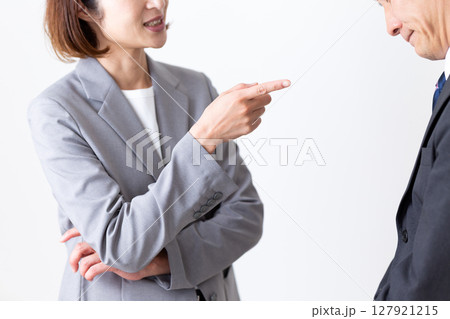 部下を叱責する女性ビジネスウーマンとミドル男性ビジネスマン 127921215
