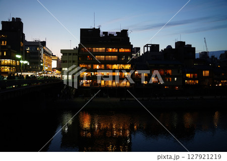 京都四条大橋付近の夕暮れの風景 京都四条大橋付近の夕暮れの風景 127921219