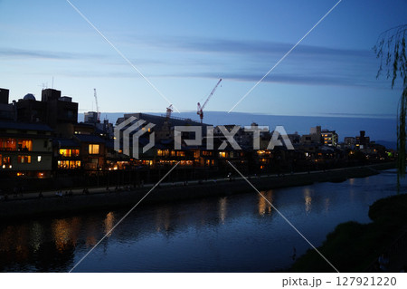 京都四条大橋付近の夕暮れの風景 京都四条大橋付近の夕暮れの風景 127921220