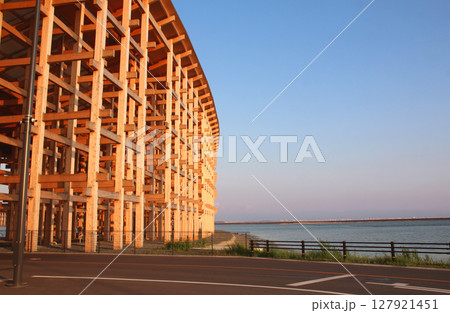 世界最大の木造建築物大阪関西万博の大屋根リング 127921451