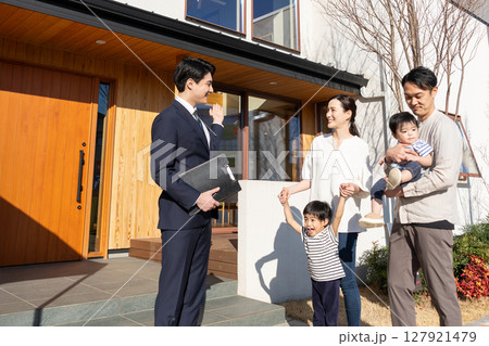 モデルハウス 営業マン 若い家族 モデルハウス 営業マン 若い家族 127921479