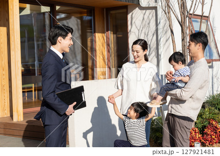 モデルハウス　営業マン　若い家族 127921481