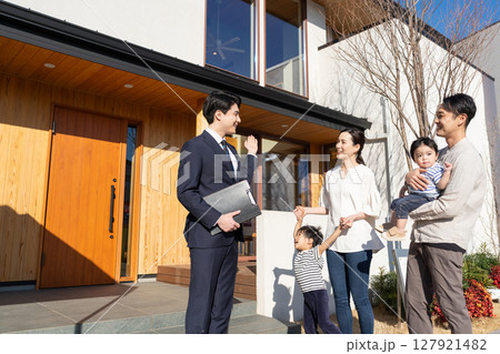 モデルハウス　営業マン　若い家族 127921482