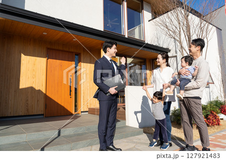 モデルハウス　営業マン　若い家族 127921483