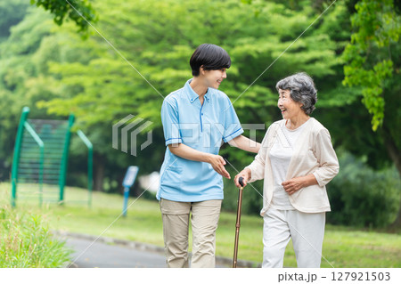 シニア女性と介護士　リハビリ 127921503