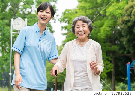 散歩するシニア女性と介護士 127921523