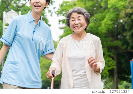 散歩するシニア女性と介護士 127921524
