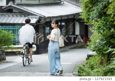 女子旅　カメラ女子　旅行 127921583
